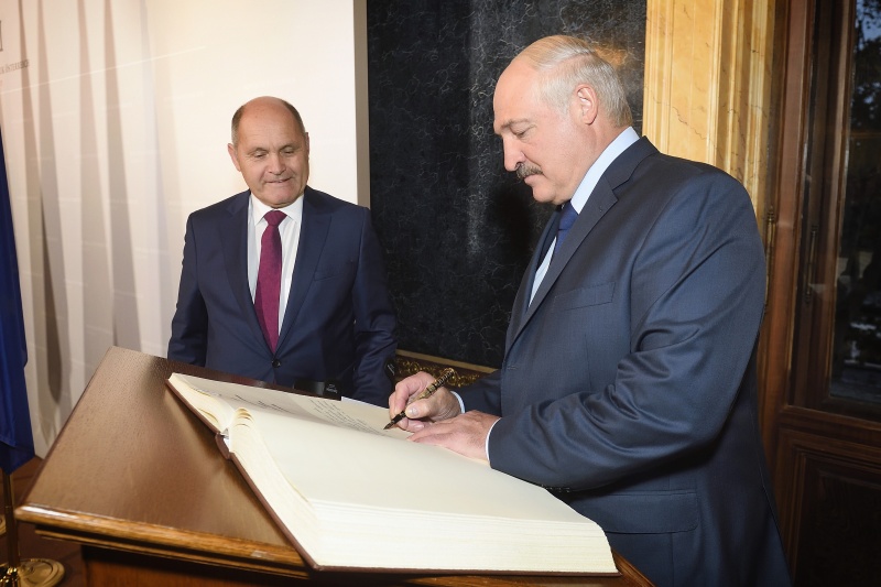 Eintrag ins Gästebuch. Von links: Nationalratspräsident Wolfgang Sobotka (V), Präsident der Republik Belarus Aleksandr Lukashenko