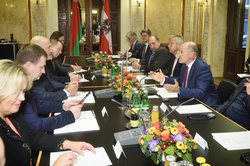 Aussprache. Rechte Tischhälfte: Österreichische Delegation mit Nationalratspräsident Wolfgang Sobotka (V) (1.v.rechts). Linke Tischhälfte: Delegation aus der Republik Belarus mit Präsident Aleksandr Lukashenko (3. v. links)