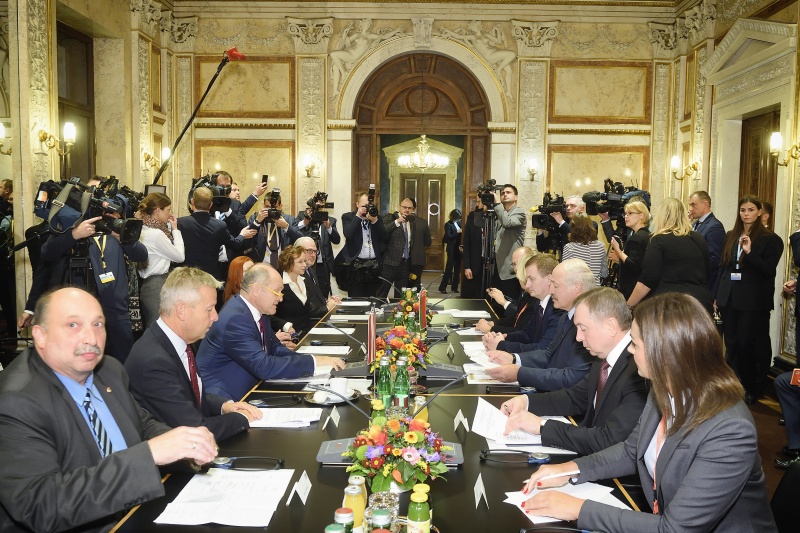 Aussprache.Linke Tischhälfte: Österreichische Delegation mit Nationalratspräsident Wolfgang Sobotka (V) (3.v.links). Rechte Tischhälfte: Delegation aus der Republik Belarus mit Präsident Aleksandr Lukashenko (3. v.rechts)
