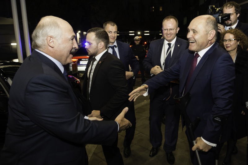 Von rechts: Nationalratspräsident Wolfgang Sobotka (V) begrüßt vor der Wirtschaftskammer Österreichs den Präsidenten der Republik Belarus Aleksandr Lukashenko
