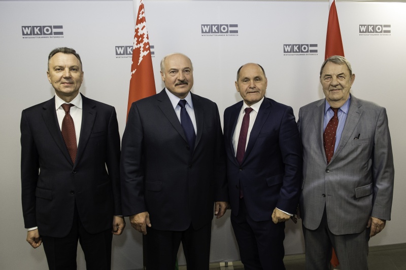 Von links: Vorsitzender der Belarussischen Handels- und Industriekammer Vladimir Ulakhovich, Präsident der Republik Belarus Aleksandr Lukashenko, Nationalratspräsident Wolfgang Sobotka (V), Vizepräsident der Wirtschaftskammer Österreich Richard Schenz