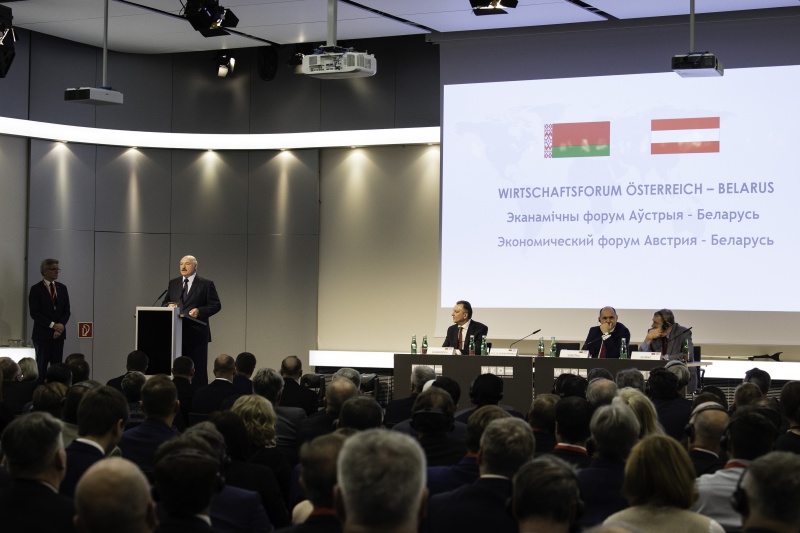 Am Rednerpult: Präsident der Republik Belarus Aleksandr Lukashenko. Am Podium von links: Vorsitzender der Belarussischen Handels- und Industriekammer Vladimir Ulakhovich, Nationalratspräsident Wolfgang Sobotka (V), Vizepräsident der Wirtschaftskammer Österreich Richard Schenz