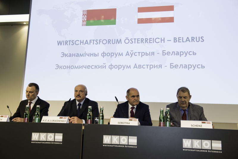 Am Podium von links: Vorsitzender der Belarussischen Handels- und Industriekammer Vladimir Ulakhovich, Präsident der Republik Belarus Aleksandr Lukashenko, Nationalratspräsident Wolfgang Sobotka (V), Vizepräsident der Wirtschaftskammer Österreich Richard Schenz
