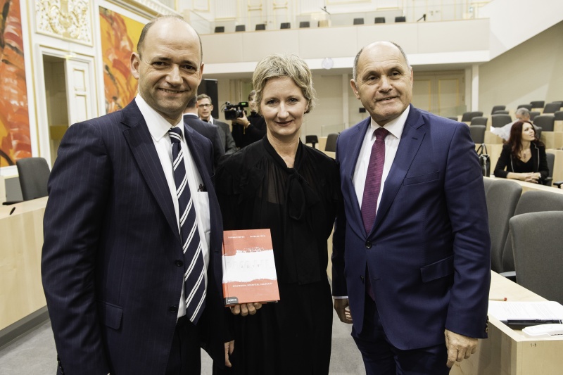 Von rechts: Nationalratspräsident Wolfgang Sobotka (V), Mit-Herausgeberin Barbara Toth, Mit-Herausgeber Thomas Hofer