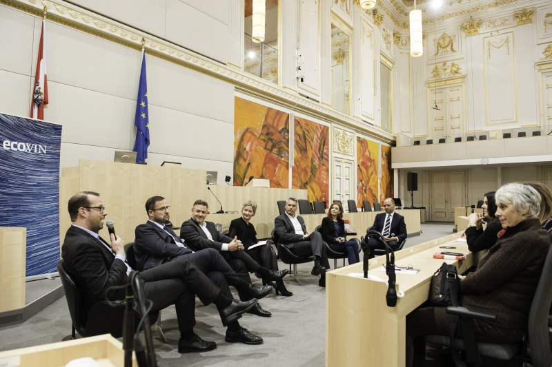 Am Podium von links: Generalsekretär Nikola Donig (N), Nationalratsabgeordneter Christian Hafenecker (F), Kommunikationschef Stefan Hirsch (S), Mit-Herausgeberin Barbara Toth, Nationalratsabgeordneter Karl Nehammer (V), Nationalratsabgeordnete Ewa Ernst-Dziedzic (G), Mit-Herausgeber Thomas Hofer
