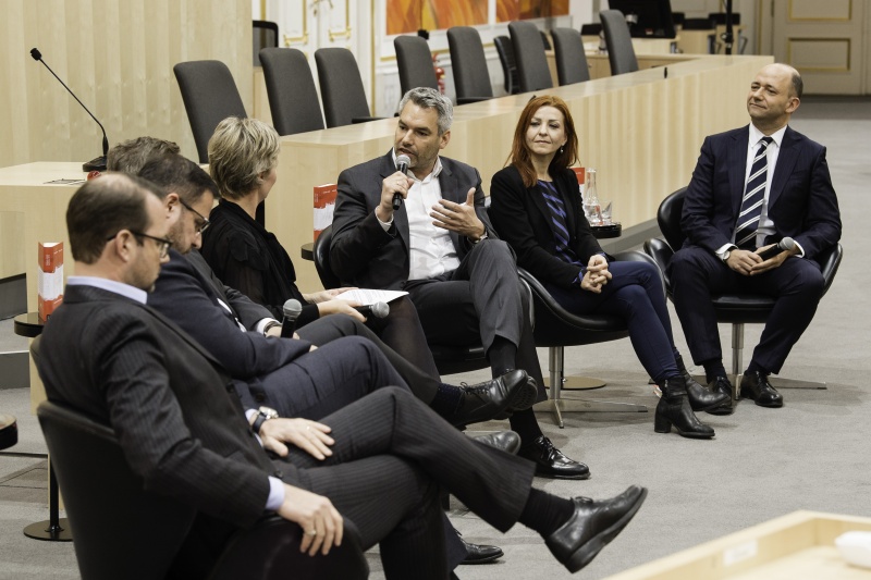 Am Podium von links: Nationalratsabgeordneter Karl Nehammer (V) am Wort, Nationalratsabgeordnete Ewa Ernst-Dziedzic (G), Mit-Herausgeber Thomas Hofer
