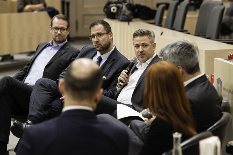 Am Podium von links: Generalsekretär Nikola Donig (N), Nationalratsabgeordneter Christian Hafenecker (F), Kommunikationschef Stefan Hirsch (S) am Wort