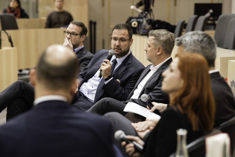 Am Podium von links:  Generalsekretär Nikola Donig (N), Nationalratsabgeordneter Christian Hafenecker (F) am Wort, Kommunikationschef Stefan Hirsch (S)