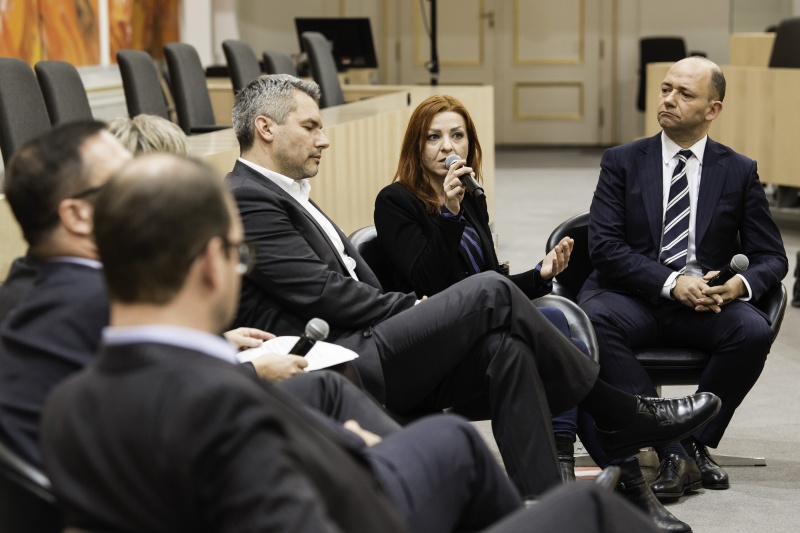 Am Podium von links: Nationalratsabgeordneter Karl Nehammer (V), Nationalratsabgeordnete Ewa Ernst-Dziedzic (G) am Wort, Mit-Herausgeber Thomas Hofer