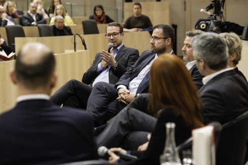 Am Podium von links:  Generalsekretär Nikola Donig (N) am Wort, Nationalratsabgeordneter Christian Hafenecker (F), Kommunikationschef Stefan Hirsch (S)