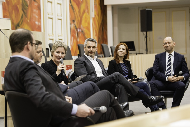 Am Podium von links: Mit-Herausgeberin Barbara Toth am Wort, Nationalratsabgeordneter Karl Nehammer (V), Nationalratsabgeordnete Ewa Dziedzic (G), Mit-Herausgeber Thomas Hofer