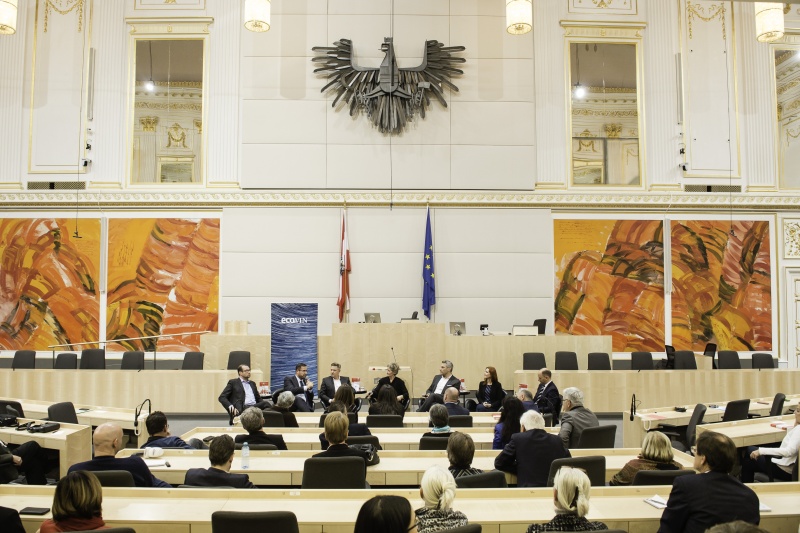 Am Podium von links: Generalsekretär Nikola Donig (N), Nationalratsabgeordneter Christian Hafenecker (F), Kommunikationschef Stefan Hirsch (S), Mit-Herausgeberin Barbara Toth, Nationalratsabgeordneter Karl Nehammer (V), Nationalratsabgeordnete Ewa Ernst-Dziedzic (G), Mit-Herausgeber Thomas Hofer