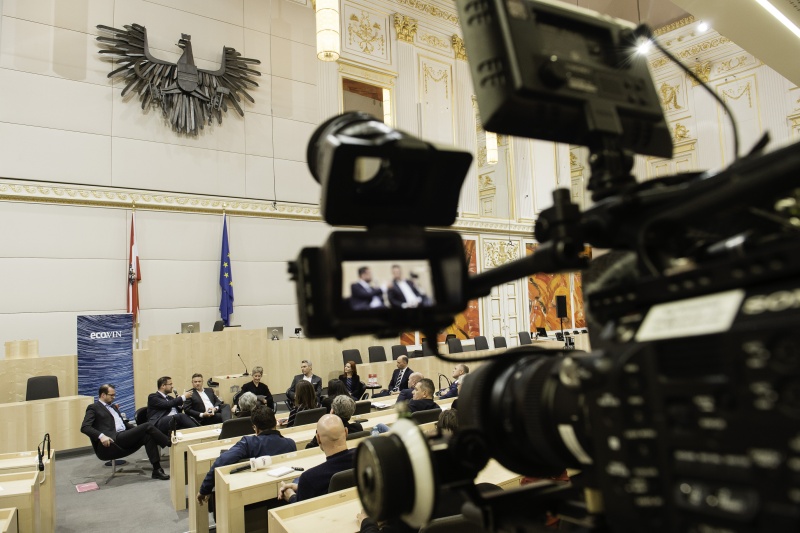 Am Podium von links: Generalsekretär Nikola Donig (N), Nationalratsabgeordneter Christian Hafenecker (F), Kommunikationschef Stefan Hirsch (S), Mit-Herausgeberin Barbara Toth, Nationalratsabgeordneter Karl Nehammer (V), Nationalratsabgeordnete Ewa Ernst-Dziedzic (G), Mit-Herausgeber Thomas Hofer