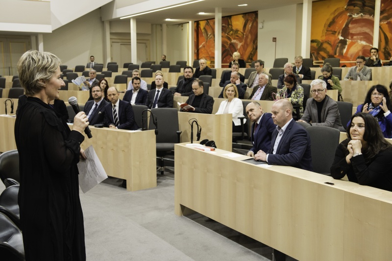 Mit-Herausgeberin Barbara Toth vor VeranstaltungsteilnehmerInnen