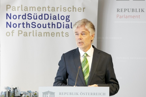 Begrüßung durch Parlamentsdirektor Harald Dossi