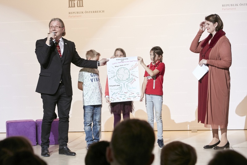 Von links: Bundesratsvizepräsident Hubert Koller (S) (am Wort), SchülerInnen und Elisabeth Geyer-Schulz culture fly