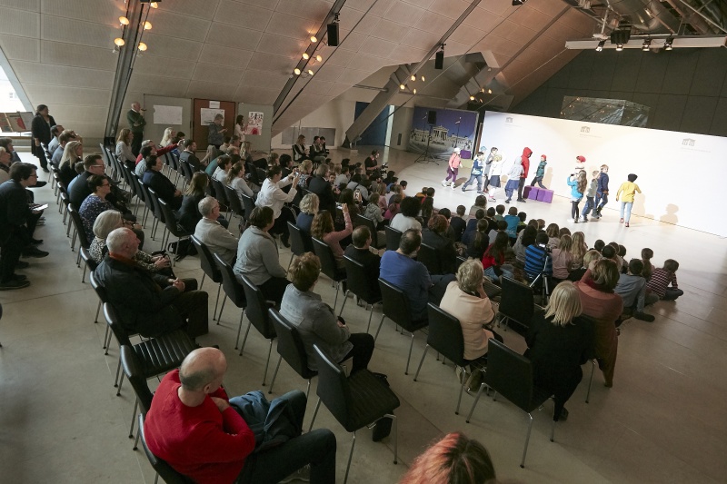 Aufführung des Theaterstücks „Hypnotisiert“. Blick Richtung VeranstaltungsteilnehmerInnen