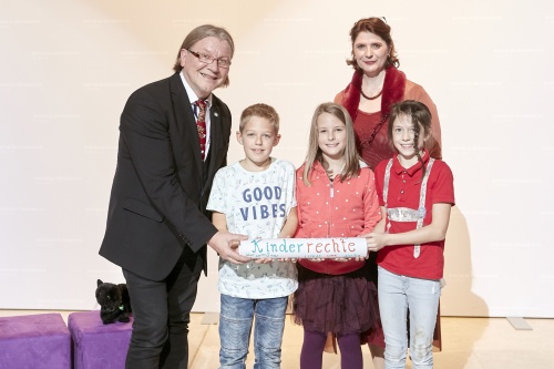 Gruppenfoto mit Budnesratsvizepräsident Hubert Koller (S) und Elisabeth Geyer-Schulz culture fly und SchülerInnen