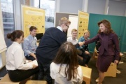 Bundeskanzlerin Brigitte Bierlein begrüßt die SchülerInnen