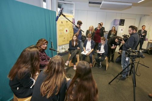 Bundeskanzlerin Brigitte Bierlein im Gespräch mit den SchülerInnen