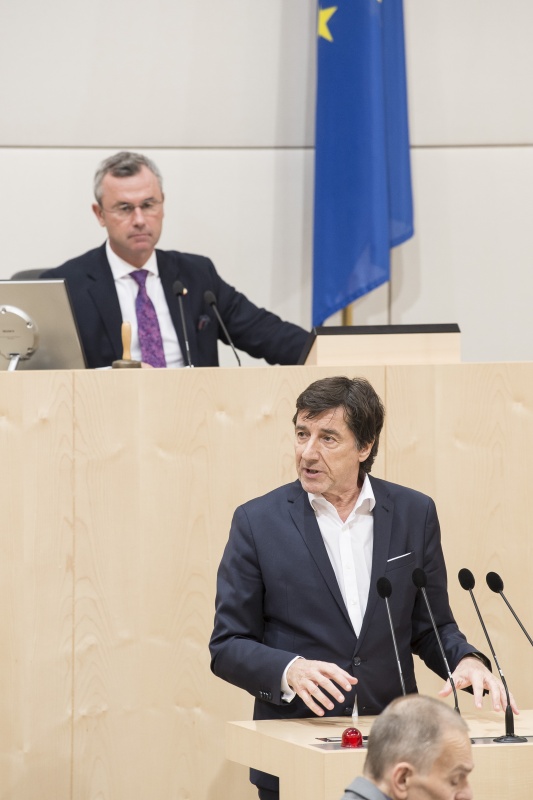 Am Rednerpult: Nationalratsabgeordneter Johannes Margreiter (N). Am Präsidium: Nationalratspräsident Norbert Hofer (F)
