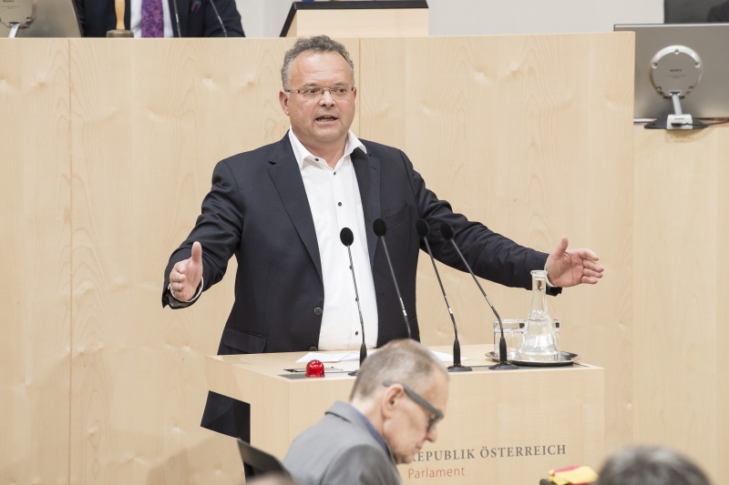 Am Rednerpult: Nationalratsabgeordneter Gerald Hauser (F)