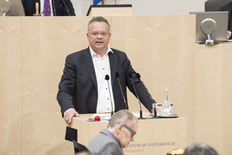 Am Rednerpult: Nationalratsabgeordneter Gerald Hauser (F)