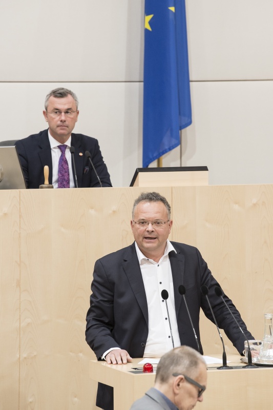 Am Rednerpult: Nationalratsabgeordneter Gerald Hauser (F). Am Präsidium: Nationalratspräsident Norbert Hofer (F)
