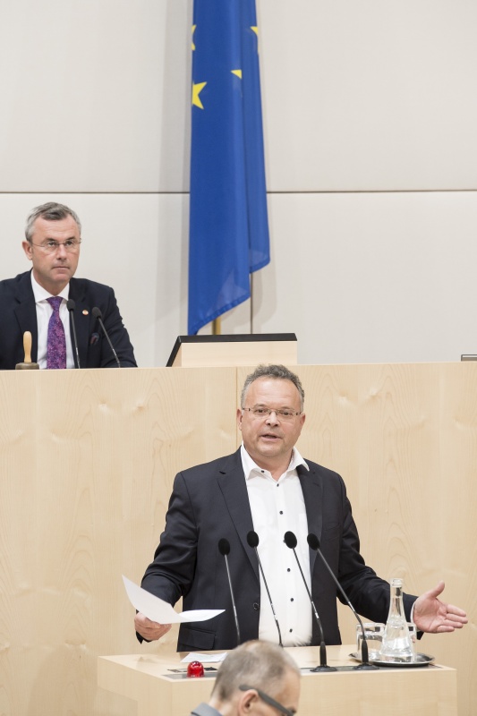 Am Rednerpult: Nationalratsabgeordneter Gerald Hauser (F). Am Präsidium: Nationalratspräsident Norbert Hofer (F)
