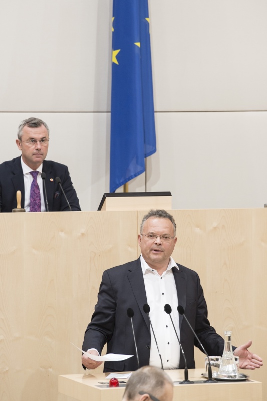 Am Rednerpult: Nationalratsabgeordneter Gerald Hauser (F). Am Präsidium: Nationalratspräsident Norbert Hofer (F)
