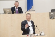Am Rednerpult: Nationalratsabgeordneter Gerald Hauser (F). Am Präsidium: Nationalratspräsident Norbert Hofer (F)
