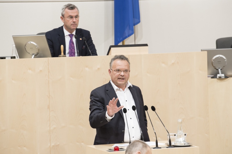 Am Rednerpult: Nationalratsabgeordneter Gerald Hauser (F). Am Präsidium: Nationalratspräsident Norbert Hofer (F)
