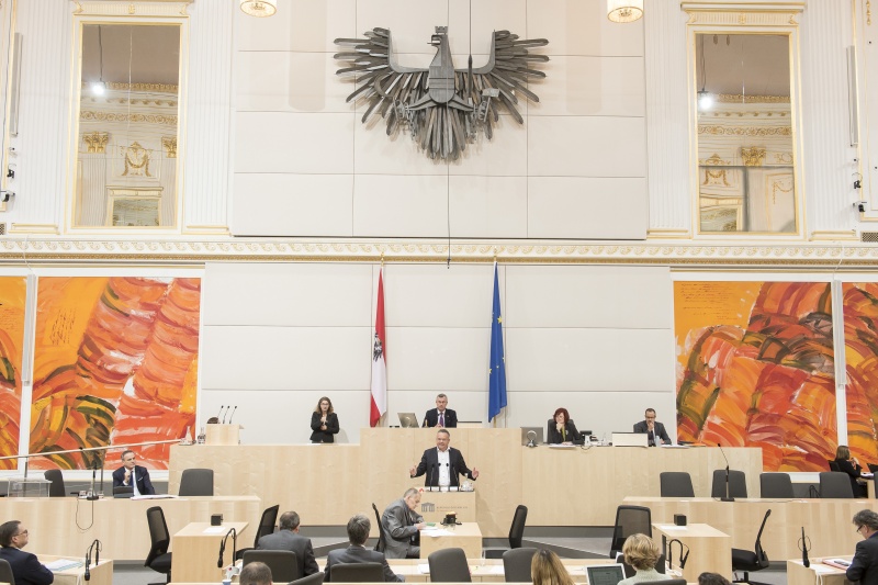 Am Rednerpult: Nationalratsabgeordneter Gerald Hauser (F). Am Präsidium: Nationalratspräsident Norbert Hofer (F)
