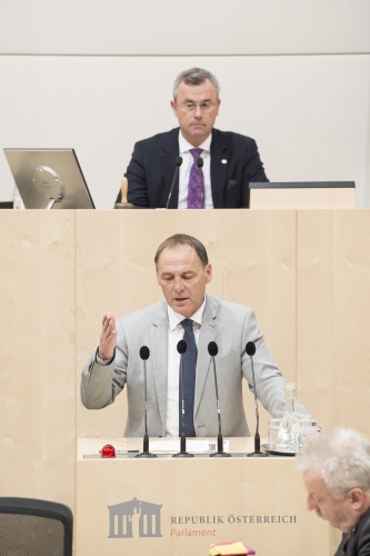 Am Rednerpult: Nationalratsabgeordneter Peter Wurm (F). Am Präsidium: Nationalratspräsident Norbert Hofer (F)

