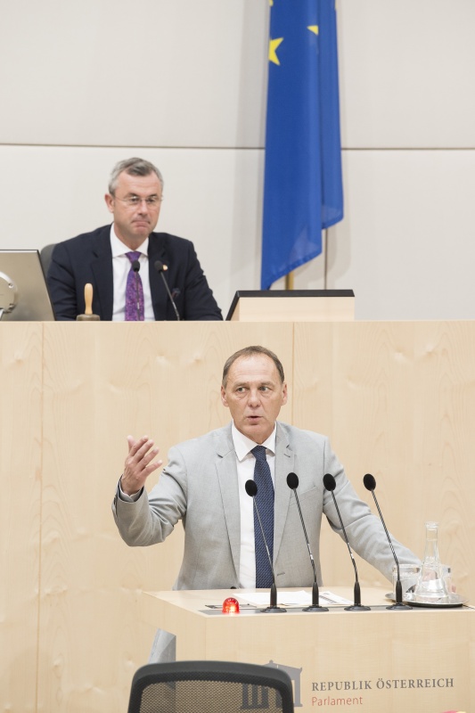 Am Rednerpult: Nationalratsabgeordneter Peter Wurm (F). Am Präsidium: Nationalratspräsident Norbert Hofer (F)
