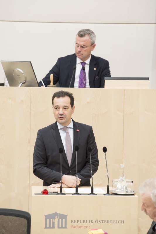 Am Rednerpult: Nationalratsabgeordneter Gerald Loacker (N). Am Präsidium: Nationalratspräsident Norbert Hofer (F)
