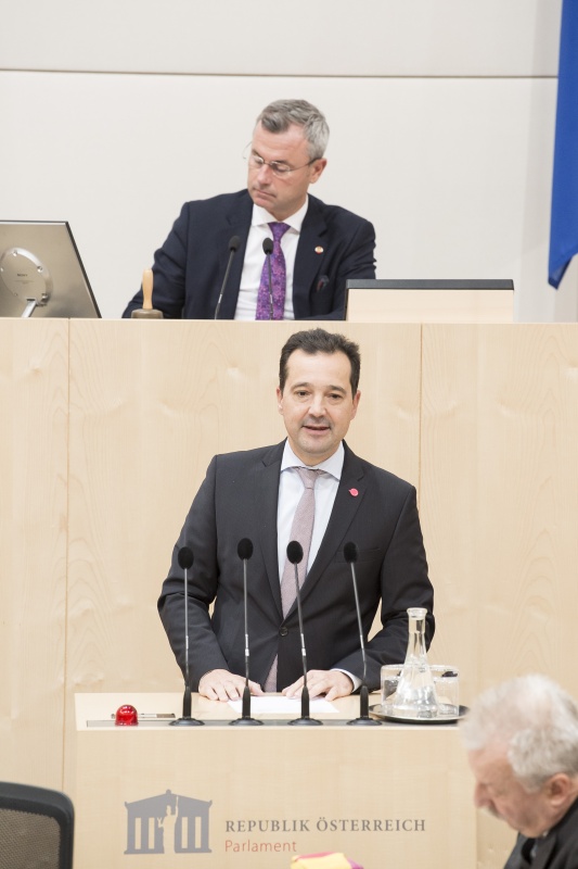 Am Rednerpult: Nationalratsabgeordneter Gerald Loacker (N). Am Präsidium: Nationalratspräsident Norbert Hofer (F)
