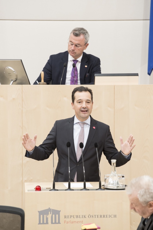 Am Rednerpult: Nationalratsabgeordneter Gerald Loacker (N). Am Präsidium: Nationalratspräsident Norbert Hofer (F)
