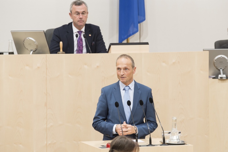 Am Rednerpult: Nationalratsabgeordneter Wolfgang Gerstl (V). Am Präsidium: Nationalratspräsident Norbert Hofer (F)
