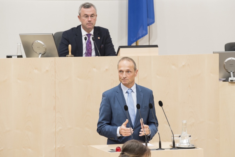 Am Rednerpult: Nationalratsabgeordneter Wolfgang Gerstl (V). Am Präsidium: Nationalratspräsident Norbert Hofer (F)
