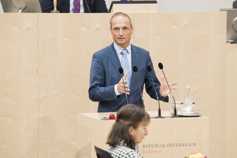 Am Rednerpult: Nationalratsabgeordneter Wolfgang Gerstl (V)