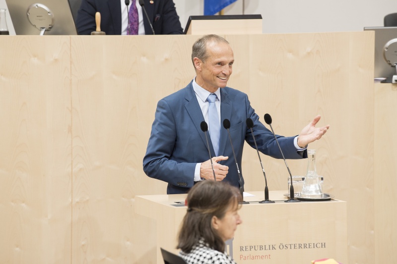 Am Rednerpult: Nationalratsabgeordneter Wolfgang Gerstl (V)
