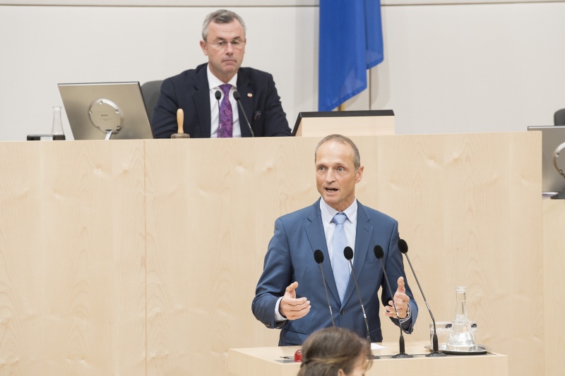 Am Rednerpult: Nationalratsabgeordneter Wolfgang Gerstl (V). Am Präsidium: Nationalratspräsident Norbert Hofer (F)
