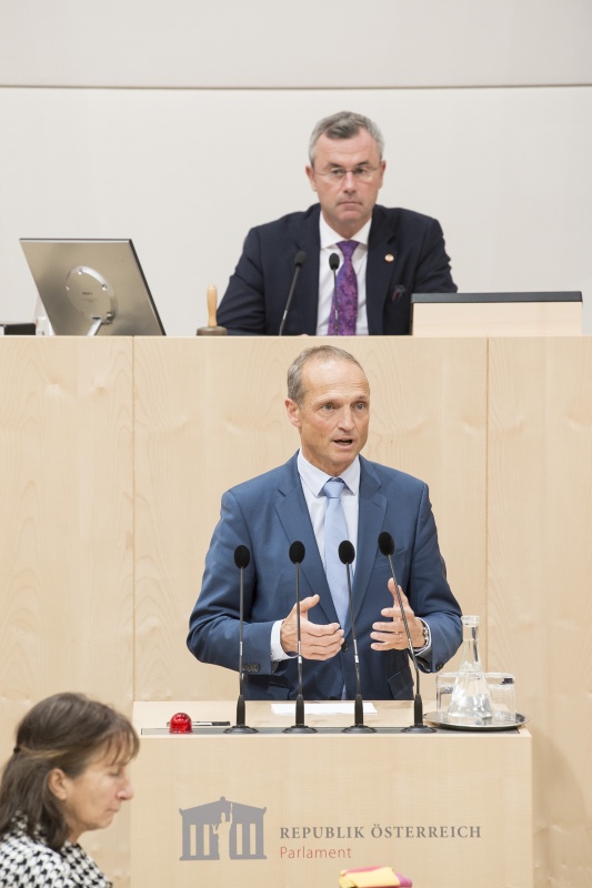 Am Rednerpult: Nationalratsabgeordneter Wolfgang Gerstl (V). Am Präsidium: Nationalratspräsident Norbert Hofer (F)
