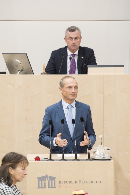 Am Rednerpult: Nationalratsabgeordneter Wolfgang Gerstl (V). Am Präsidium: Nationalratspräsident Norbert Hofer (F)
