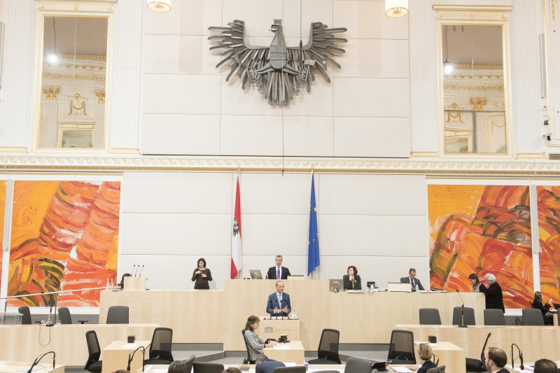 Am Rednerpult: Nationalratsabgeordneter Wolfgang Gerstl (V). Am Präsidium: Nationalratspräsident Norbert Hofer (F)
