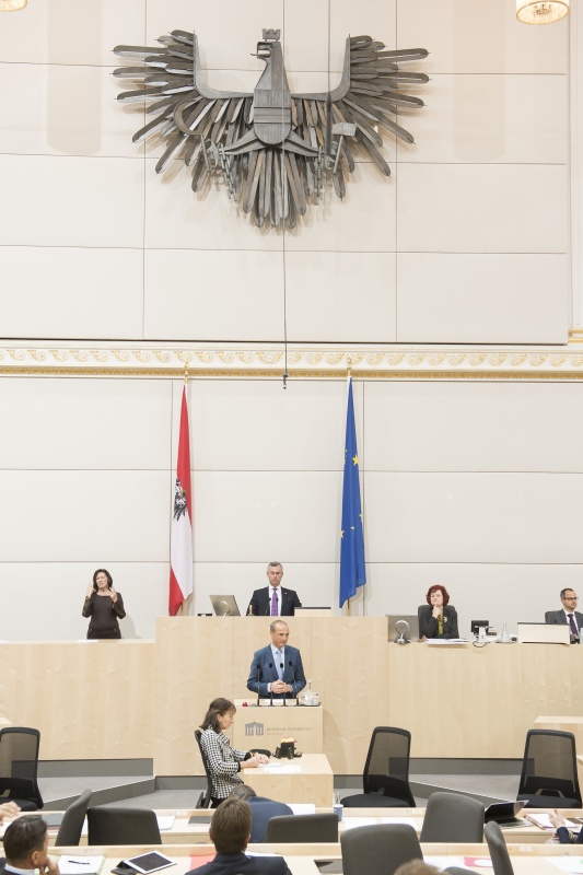 Am Rednerpult: Nationalratsabgeordneter Wolfgang Gerstl (V). Am Präsidium: Nationalratspräsident Norbert Hofer (F)
