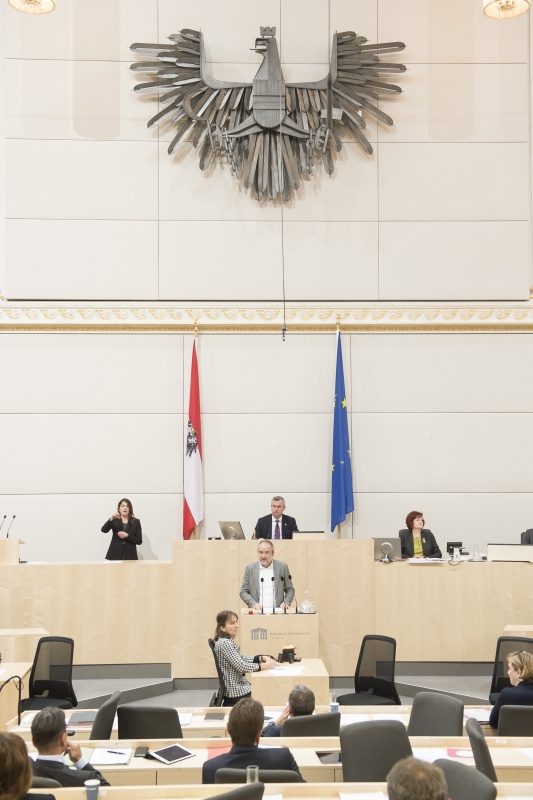 Am Rednerpult:Nationalratsabgeordneter Thomas Drozda (S). Am Präsidium: Nationalratspräsident Norbert Hofer (F)
