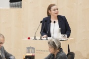 Am Rednerpult: Nationalratsabgeordnete Nina Tomaselli (G)