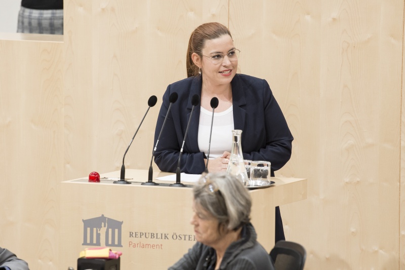 Am Rednerpult: Nationalratsabgeordnete Nina Tomaselli (G)
